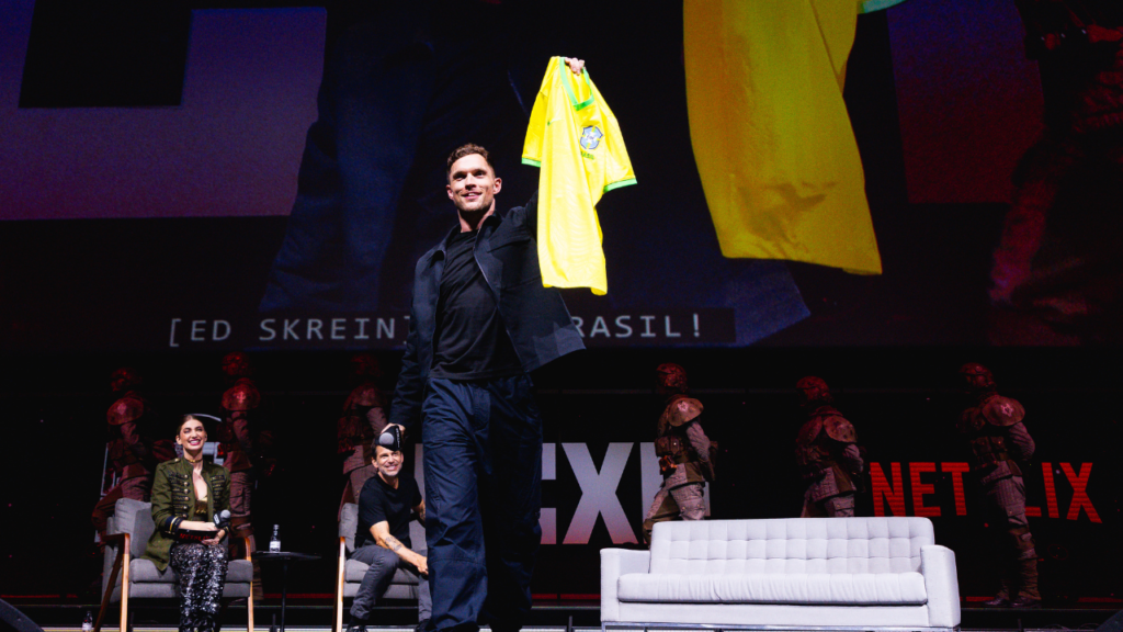 Charlie Hunnam exibiu a camiseta do Brasil por baixo do figurino (Netflix/Divulgação) ccxp 23