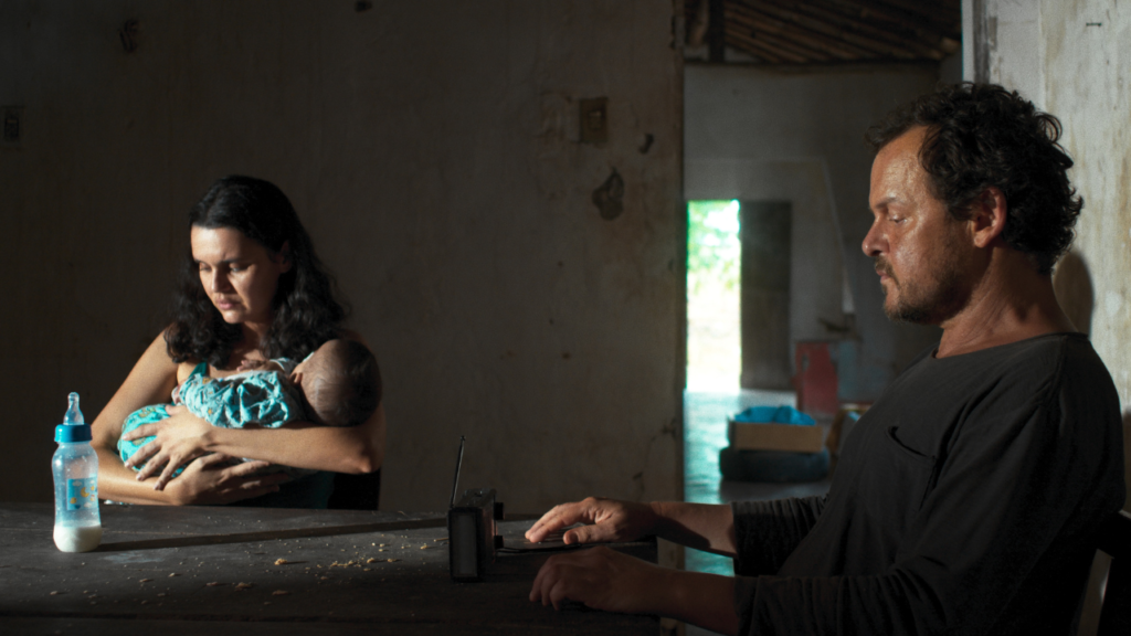 Ana Luiza Rios (Teresa) e Matheus Nachtergaele (Antonio), em Mais Pesado é o Céu (Divulgação/Petrus Cariry)