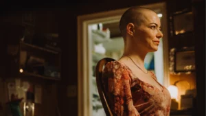 Bugonia marca com trama bizarra e audaciosa ao extremo | Crítica análise resenha Emma Stone