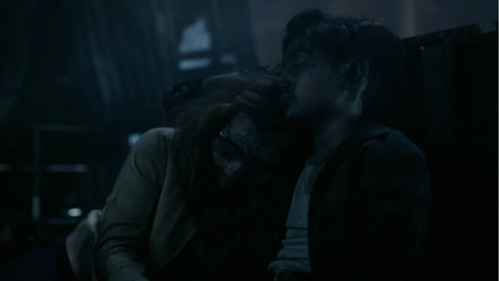 Marge chorando no ombro de Rich (Imagem: IT: Bem Vindos a Derry/ Reprodução)